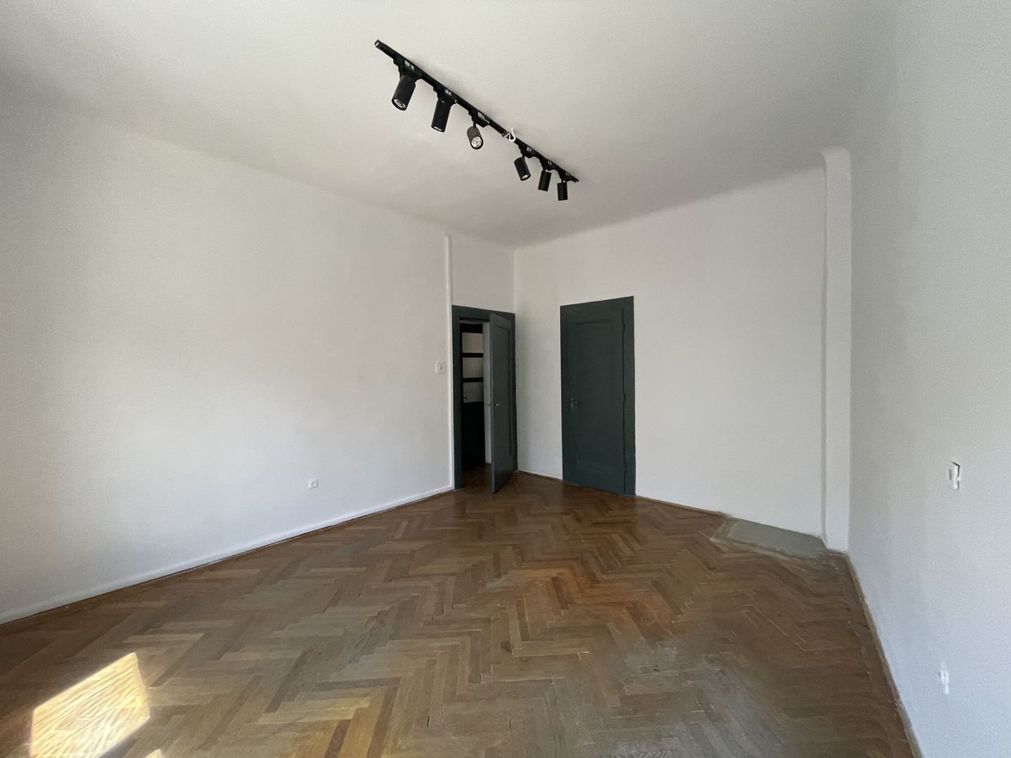 Apartament cu farmec istoric, 120 mp, în inima Clujului – Strada Eroilor - Poză 3