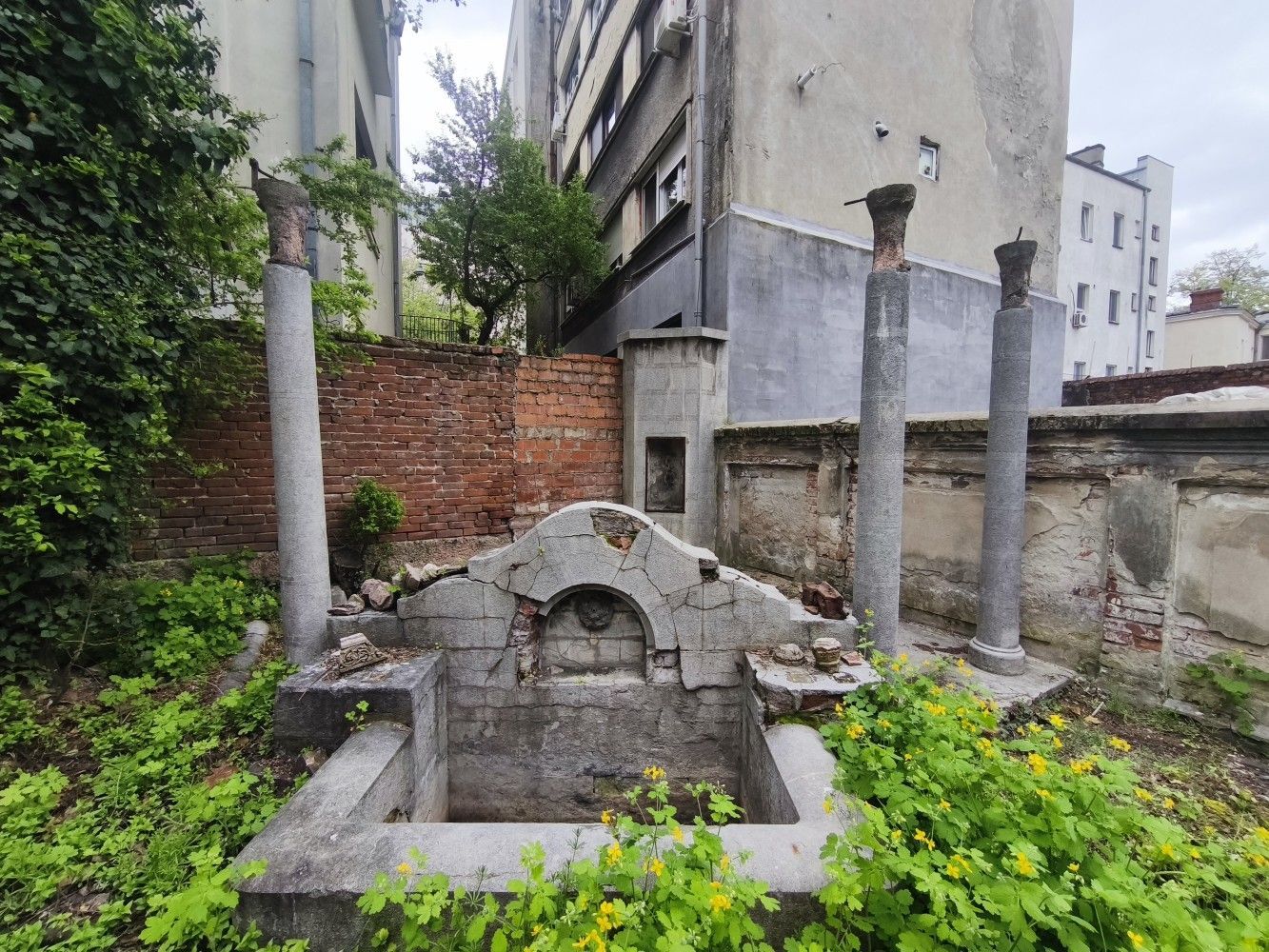 Casă cu farmec istoric în zonă protejată Rosetti, ideală pentru restaurare - Poză 21
