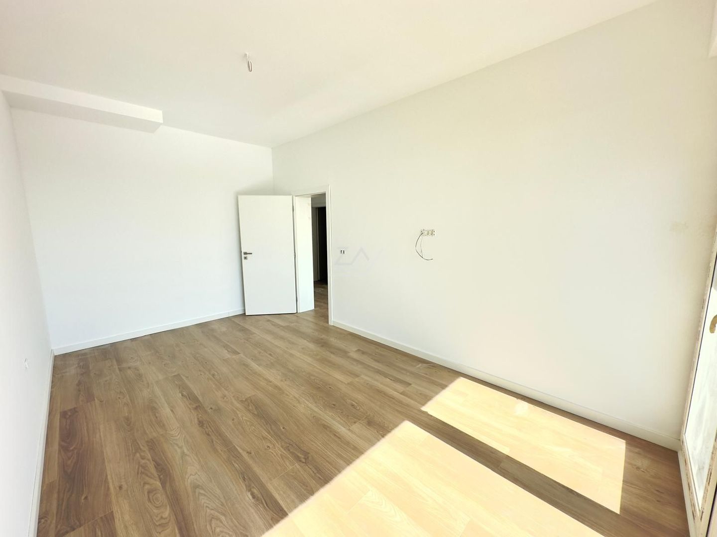 Etaj 1. Lift. Balcon mare. Loc de parcare. - Poză 6