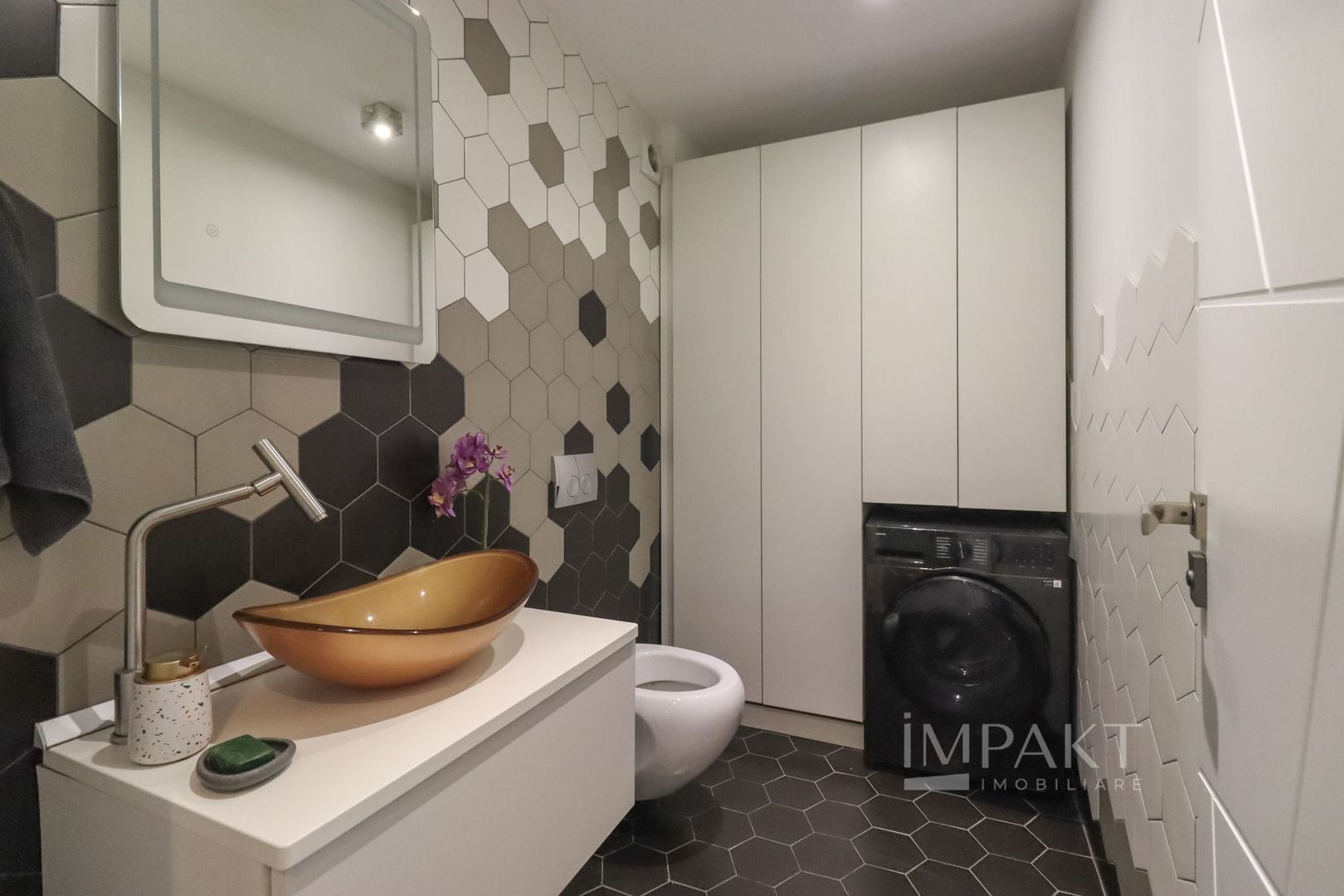 Apartament spatios cu balcon si terasa, complet mobilat, Europa! - Poză 12