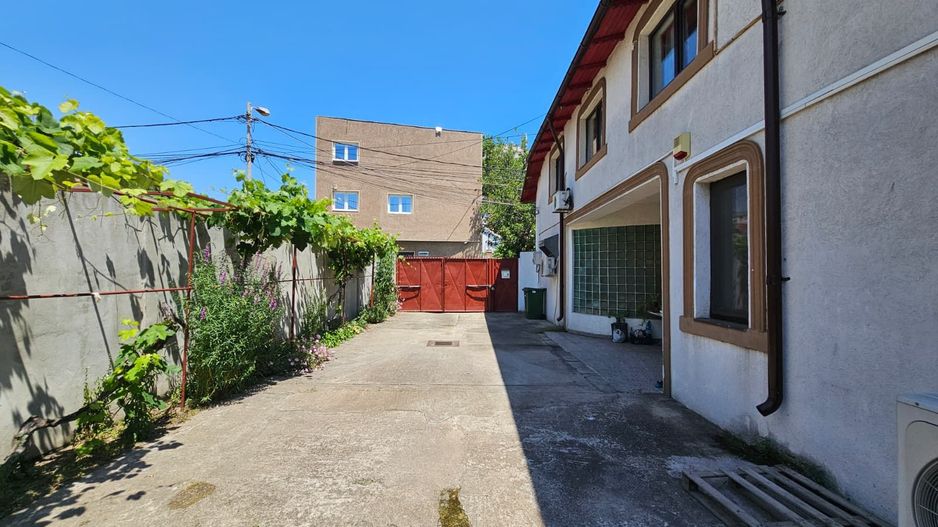 Casa eleganta cu tavane inalte si gradina superba - Poză 13