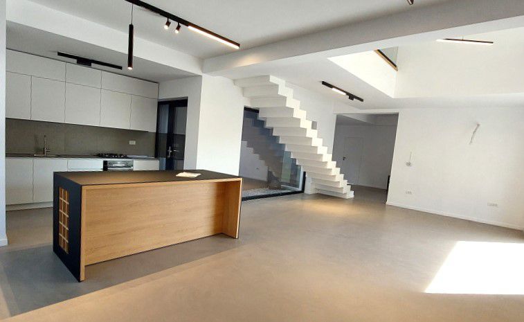 O casa simpla alba dar totusi sofisticata zona Pipera - Poză 12