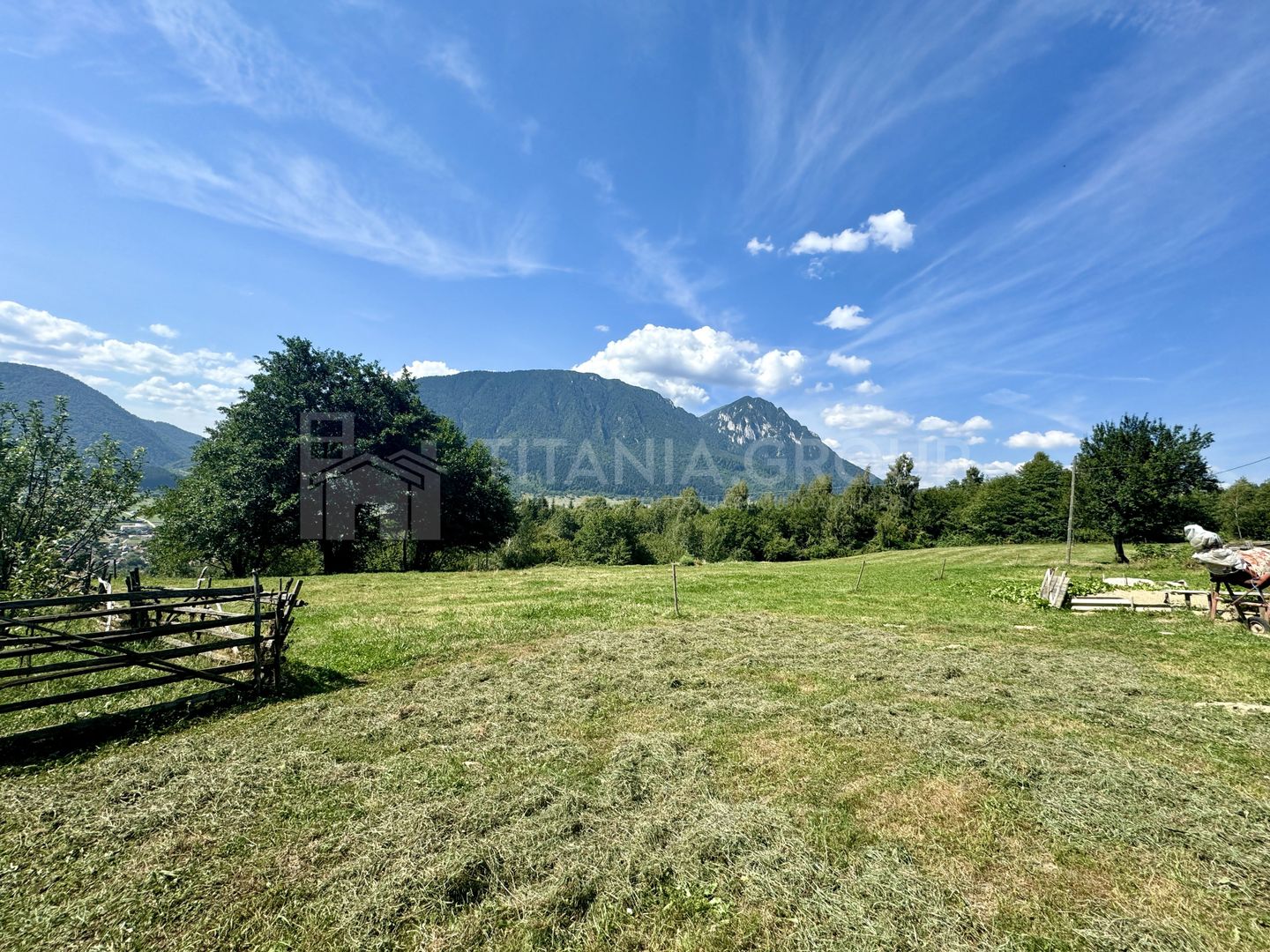 Platou montan, 6631 mp intravilan, electricitate,  langa pădure - Poză 2