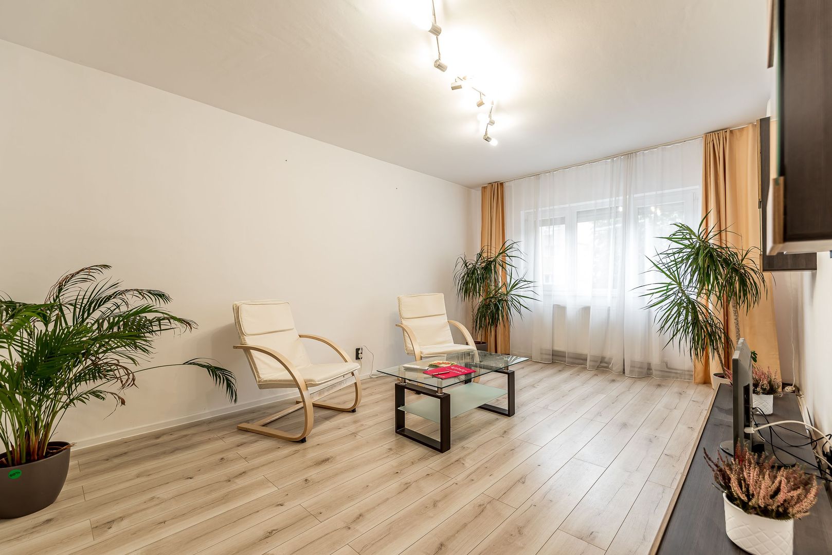 Apartament 2 camere decomandat - Etaj 2 - zona UTA - COMISION 0 - Poză 1