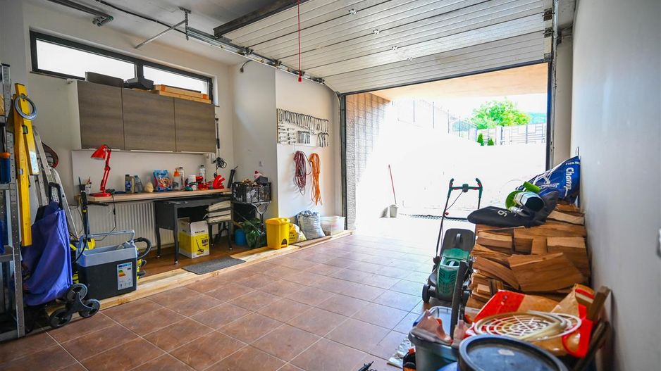 Somptuozitate in stil modern, 2 garaje, 3 terase, totul pe 1.000 mp teren - Poză 58