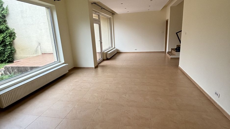 Vila spatioasa ideala pentru diferite activitati sau ptr.locuit -NEMOBILATA - Poză 25