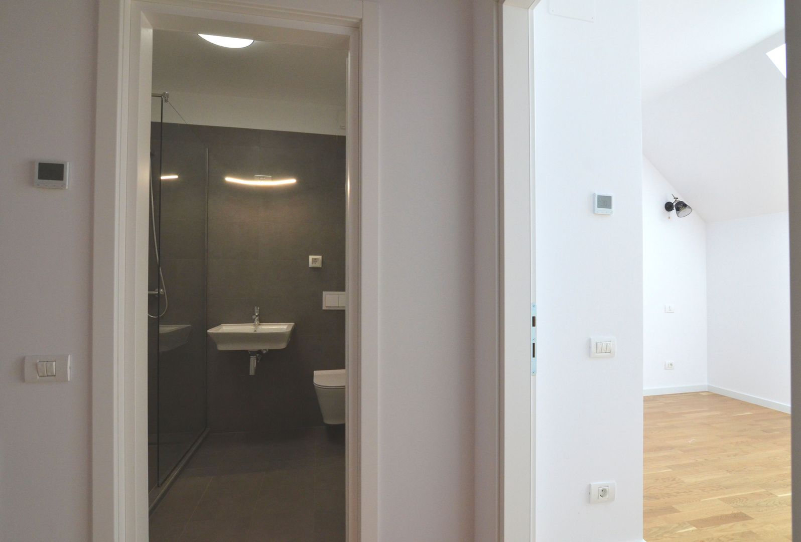 Inchiriem casa insiruita 5 camere partial mobilata - Poză 29