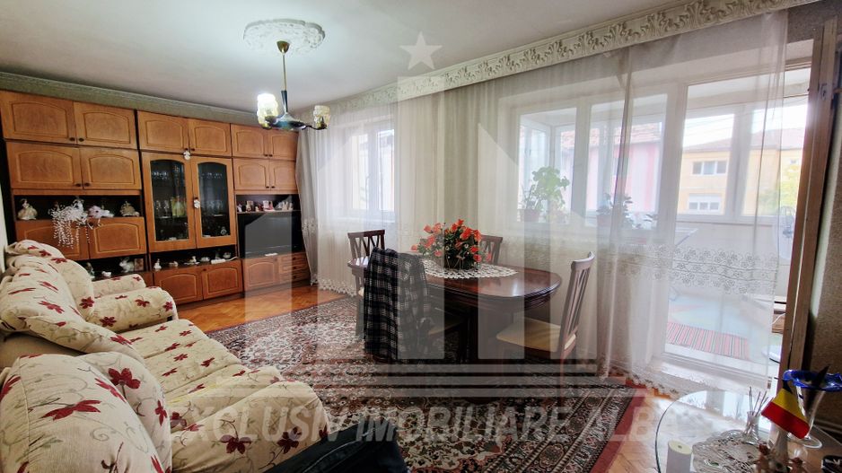 Apartament cu 3 camere decomandate in Cetate - Poză 1