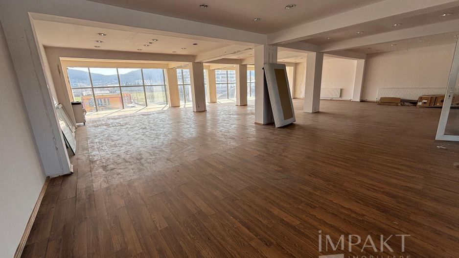 De vansare cladire birouri Floresti 1330 mp - Poză 2