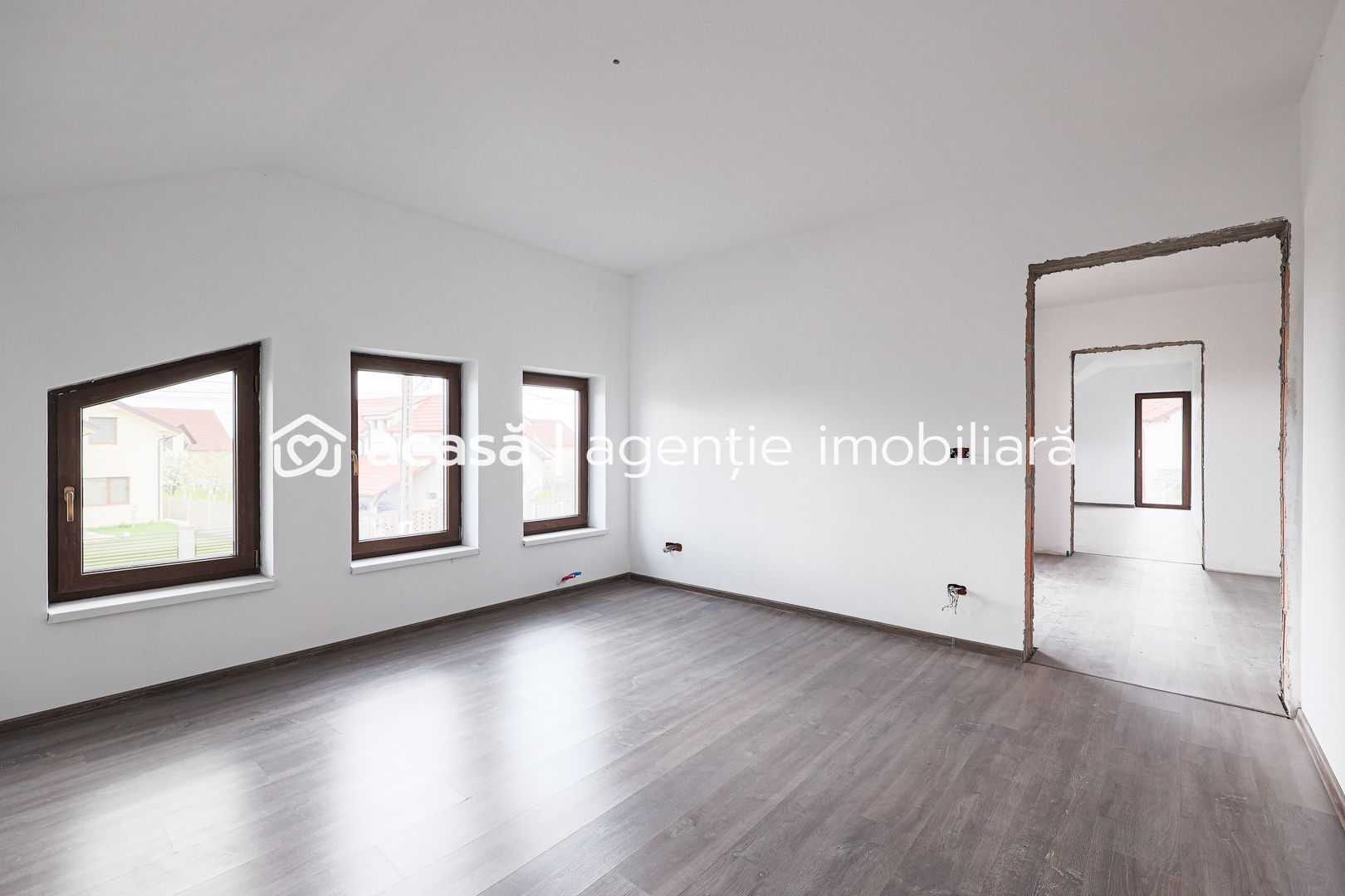 Casă nouă, impunătoare și luminoasă, construită cu griijă la detalii. - Poză 6