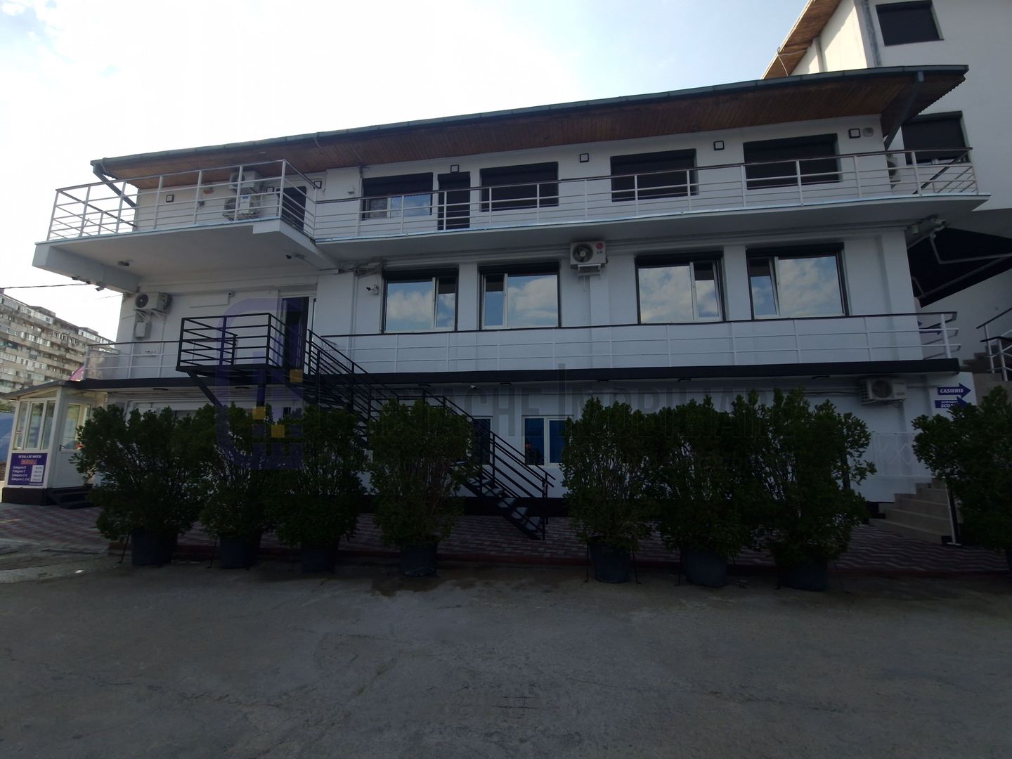 Spatiu comercial renovat si amenajat pentru a fi folosit ca o clinica medicala - Poză 2