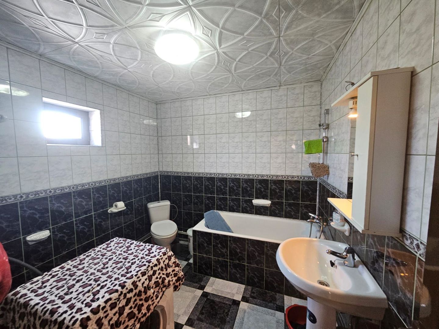 Casă de vânzare în Golești – locație excelentă lângă muzeu - Poză 3