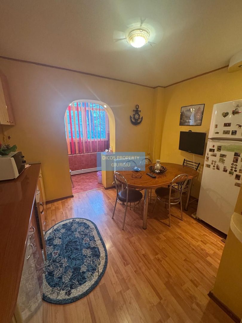 Apartament 4 camere de vânzare – zonă Școala 8 - Poză 1
