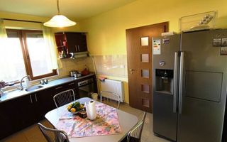 Vila spațioasă la intrare în Dumbravita - Poză 10