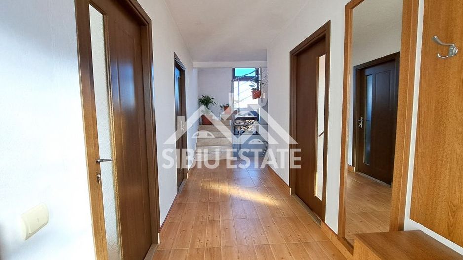 Casa Sibiu cu pivnita si garaj, curte mare - Poză 2