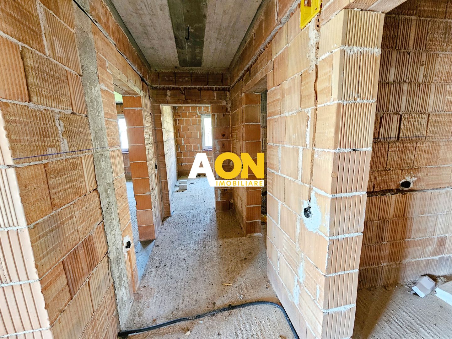 Casa la rosu, 3 camere, terasa, garaj, toate utilitatile, Micesti - Poză 7