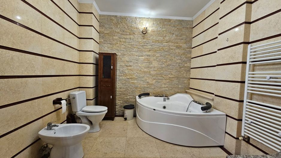 Vila generoasa de inchiriat intr o zona principala a orasului - Poză 3