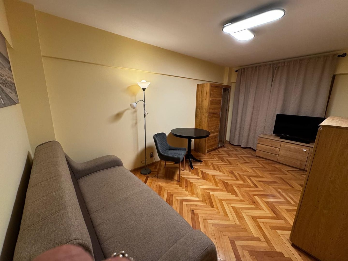 Garsoniera Centrul Civic bloc de apartamente - Poză 1