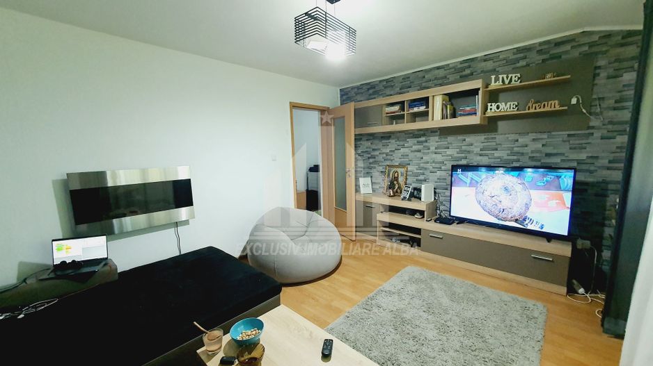 Apartament 3 camere in Cetate cu loc de parcare, curte si boxa - Poză 1