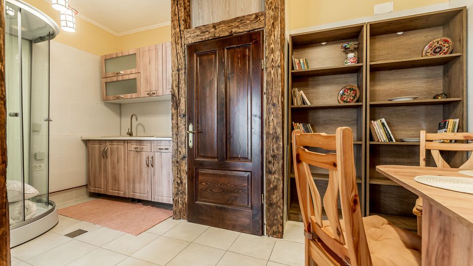 Spatiu comercial cu intrare din strada, fatada in curs de renovare - Poză 2