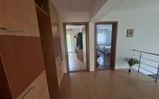 Casă individuală | 160 mp utili | 560 mp teren | Vizavi de intrarea în - Poză 12