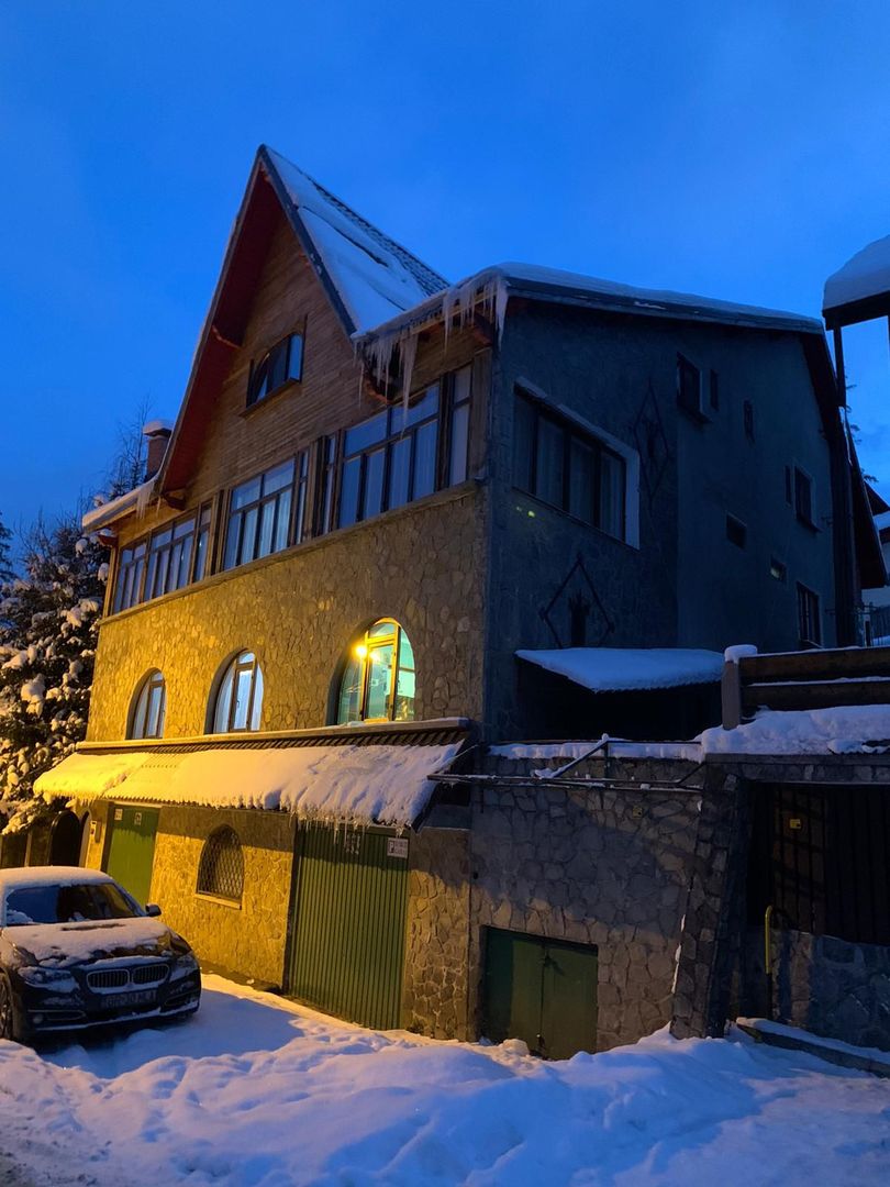 Vila Predeal 500 mp de renovat potential 6 apartamente 3 garaje - Poză 13