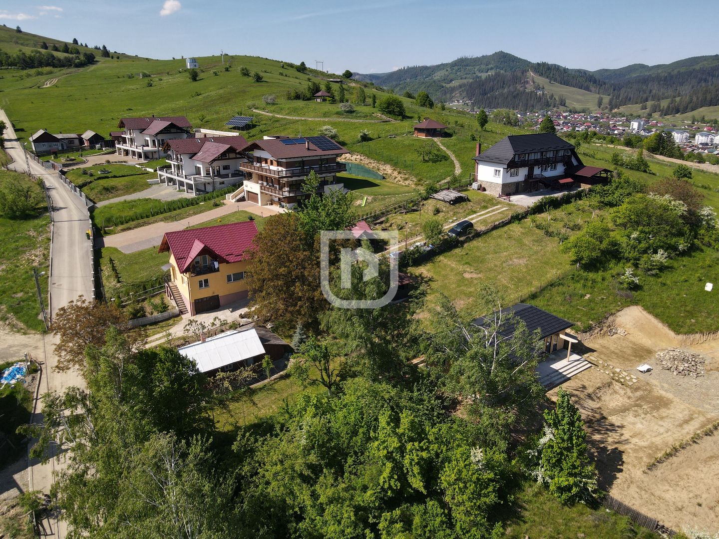 Casa bătrânească cu foișor și teren - Poză 10