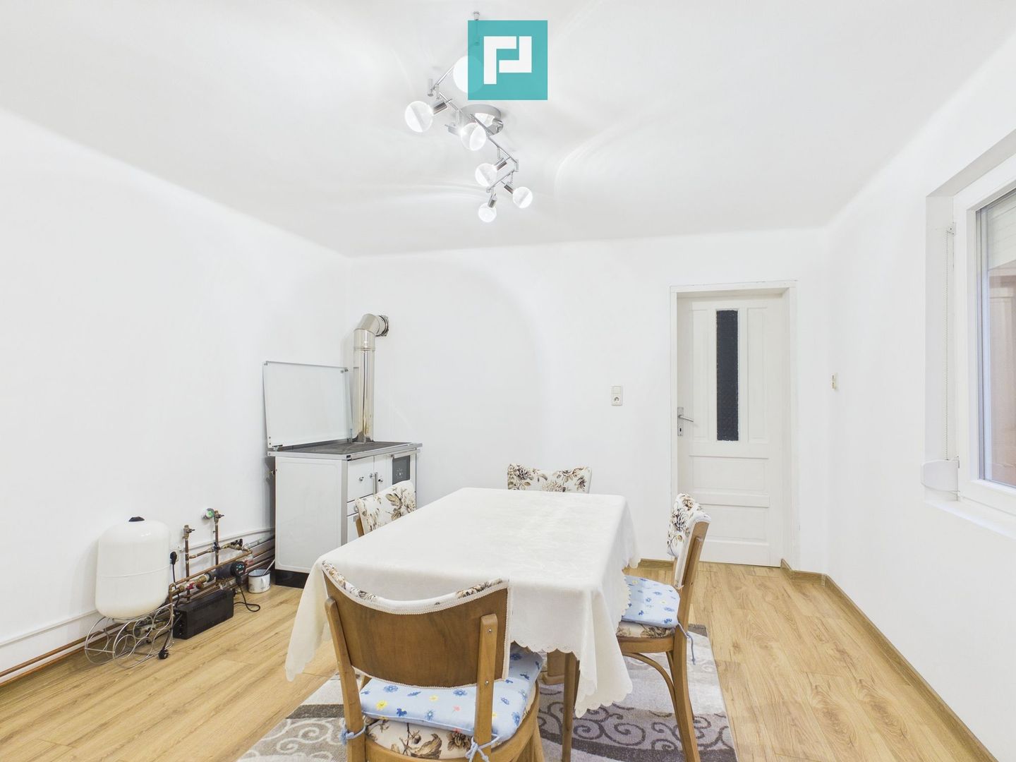 Casă 2 corpuri și 5 camere ultracentral în Curtici - Poză 6