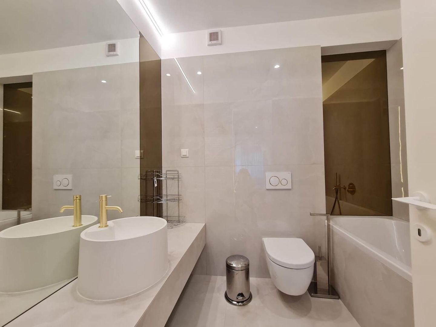 De inchiriat - Ap. 3 camere in Cortina North - Poză 12