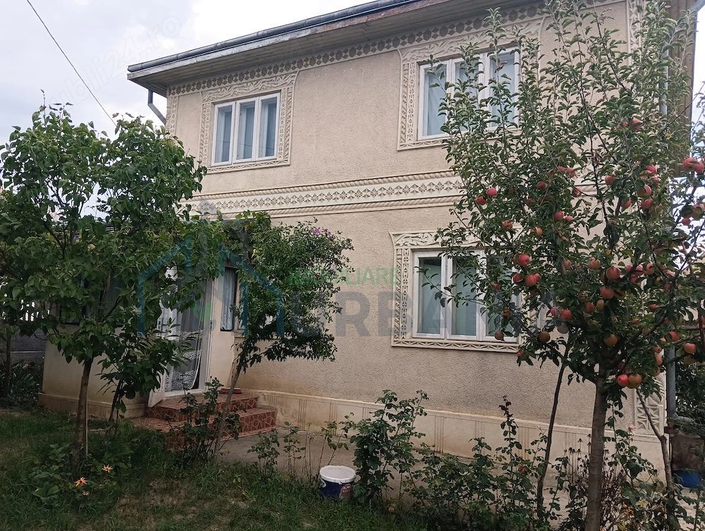 Casă de vânzare cu teren de 1450 mp în Lunca, Pașcani, lângă școală - Poză 1