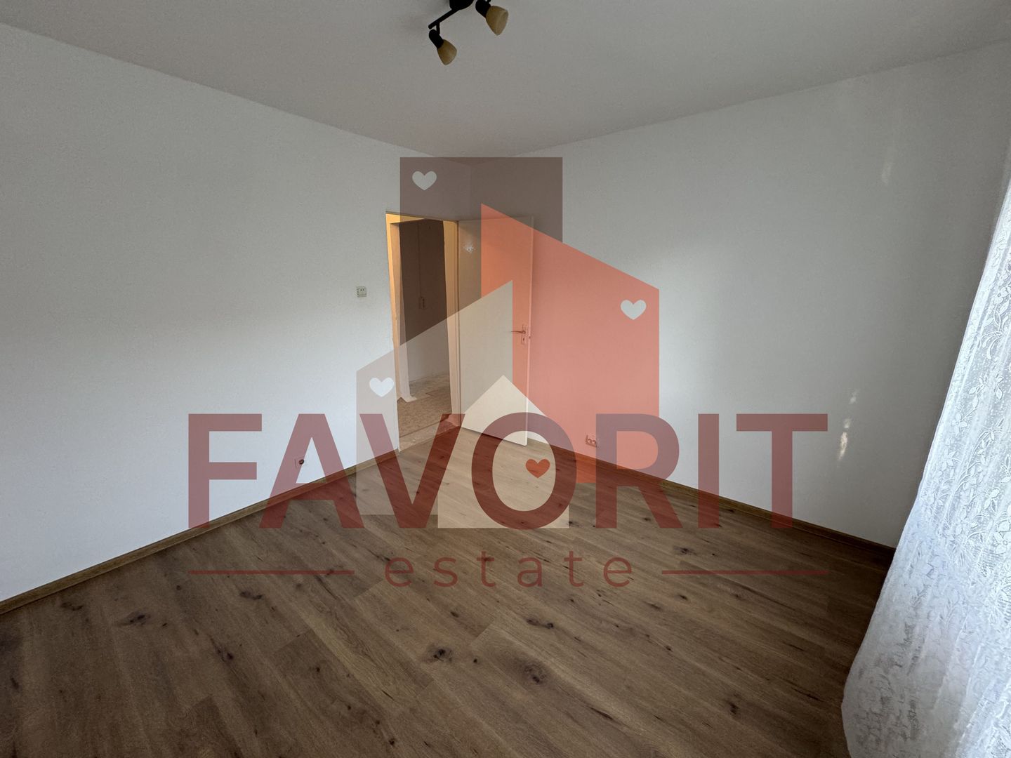 Decomandat. Model spatios. Disponibil imediat. Etaj intermediar. - Poză 13