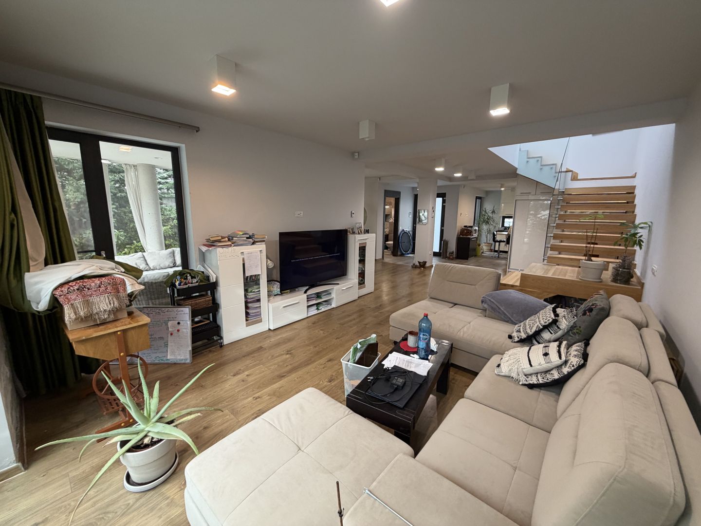 Duplex modern – arhitectură contemporană, spații luminoase - Poză 6