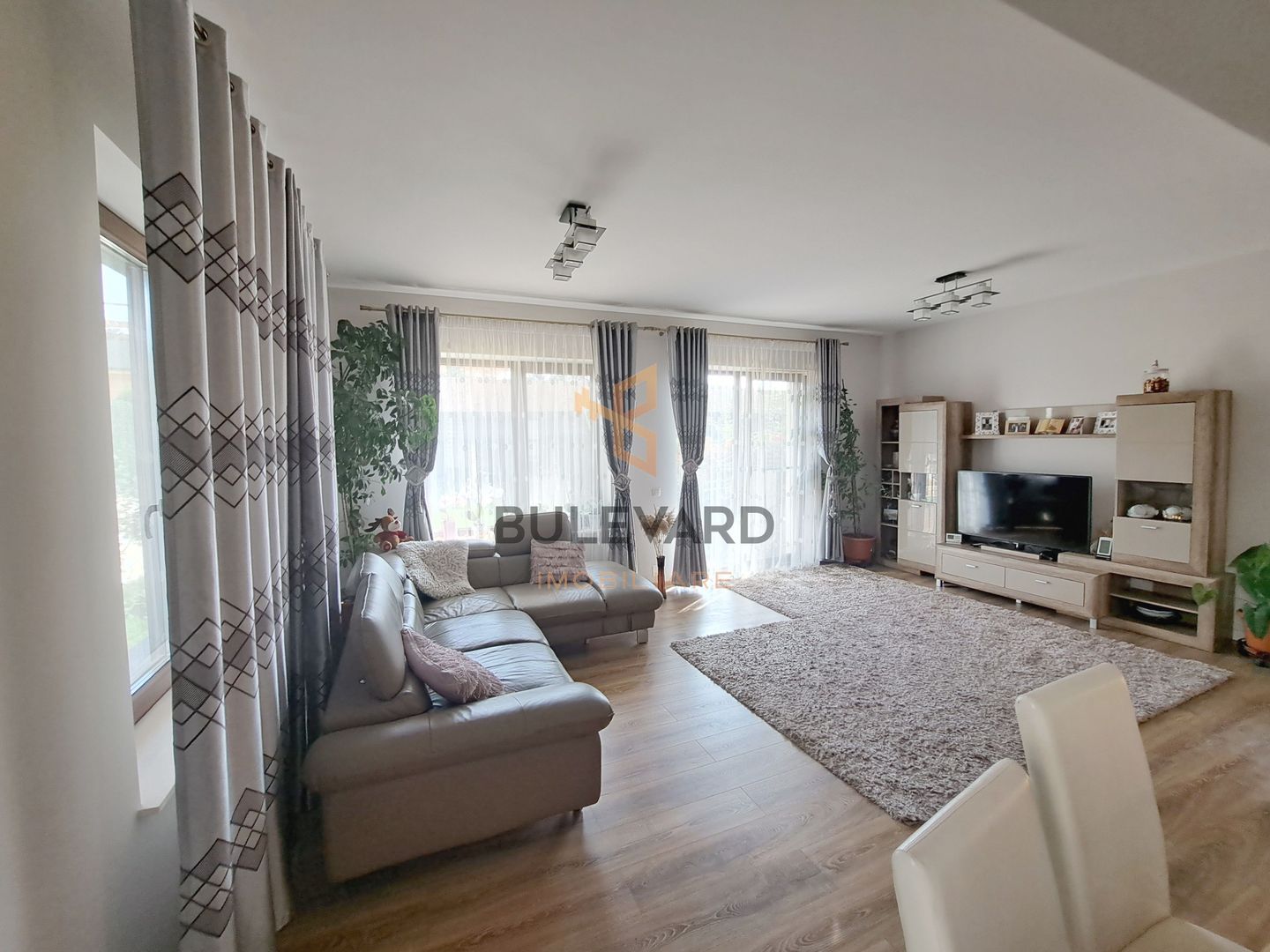 Casa tip duplex cu teren de  300 mp - Poză 3