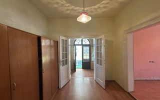 Casa in Piata Cluj, P+Demisol, curte comuna - Poză 2