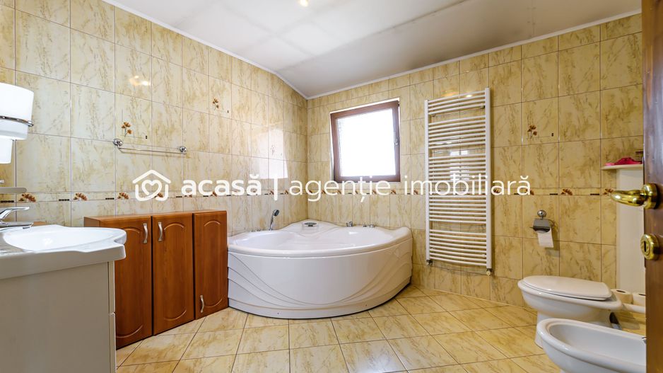 Casă superbă cu 6 camere, gradină și terasă, în centrul Aradului. - Poză 8