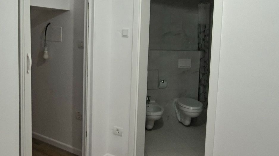 Apartament complet renovat cu 4 camere - Poză 29
