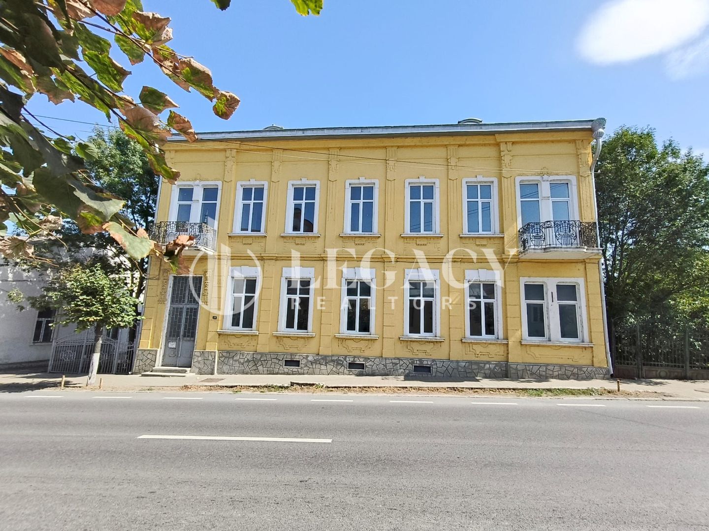 VÂNZARE/SCHIMB CU TEREN  - Clădire interbelică, centru oraș Siret - Poză 1