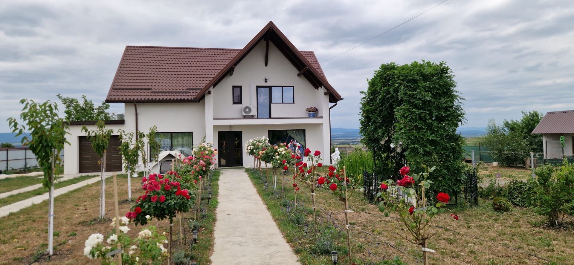 SE VINDE | Casa generoasă în Camirzani | Suceava - Poză 1