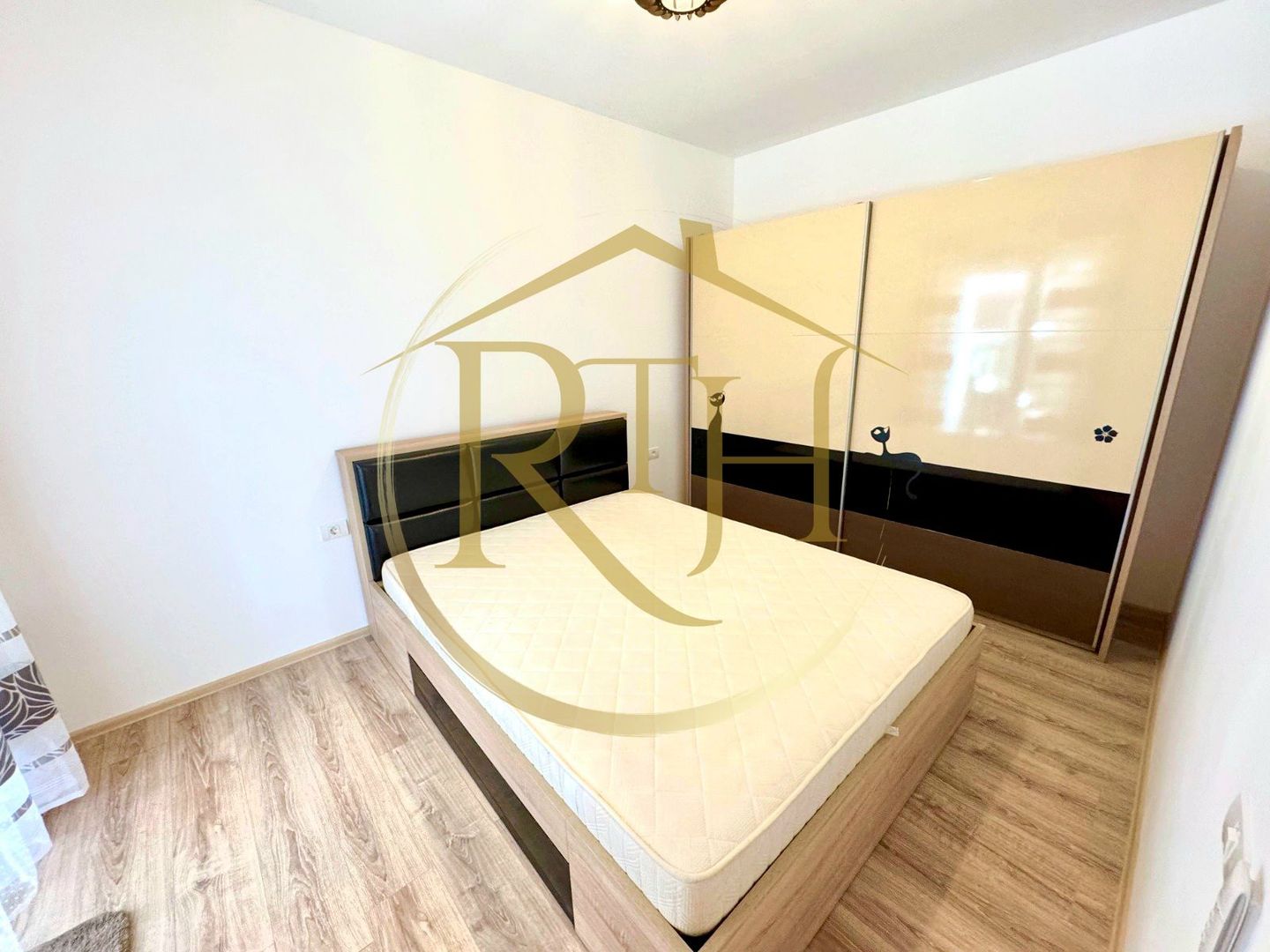 Oferim spre inchiriere, apartament deosebit cu 3 camere si curte proprie, situat in Dumbravita - Poză 1