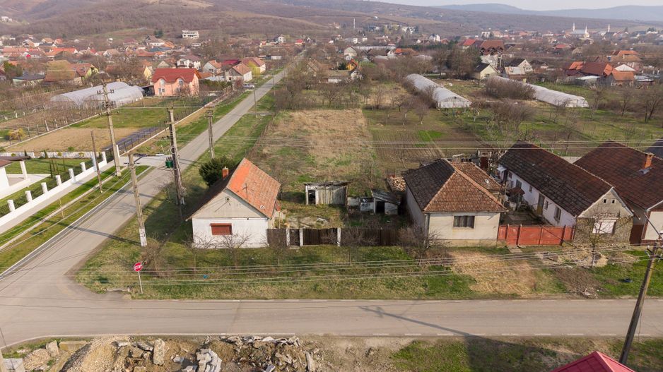 Teren 1.570 mp + casă din cărămidă–zonă liniștită - Poză 1