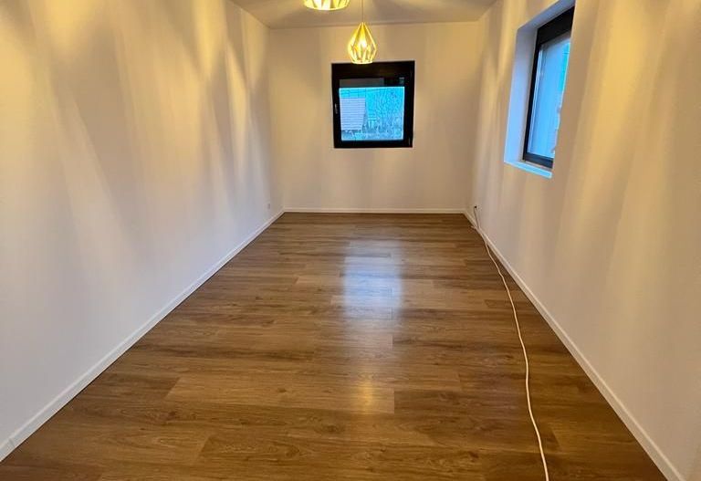 Locuinta moderna spatioasa cu garaj - Poză 18