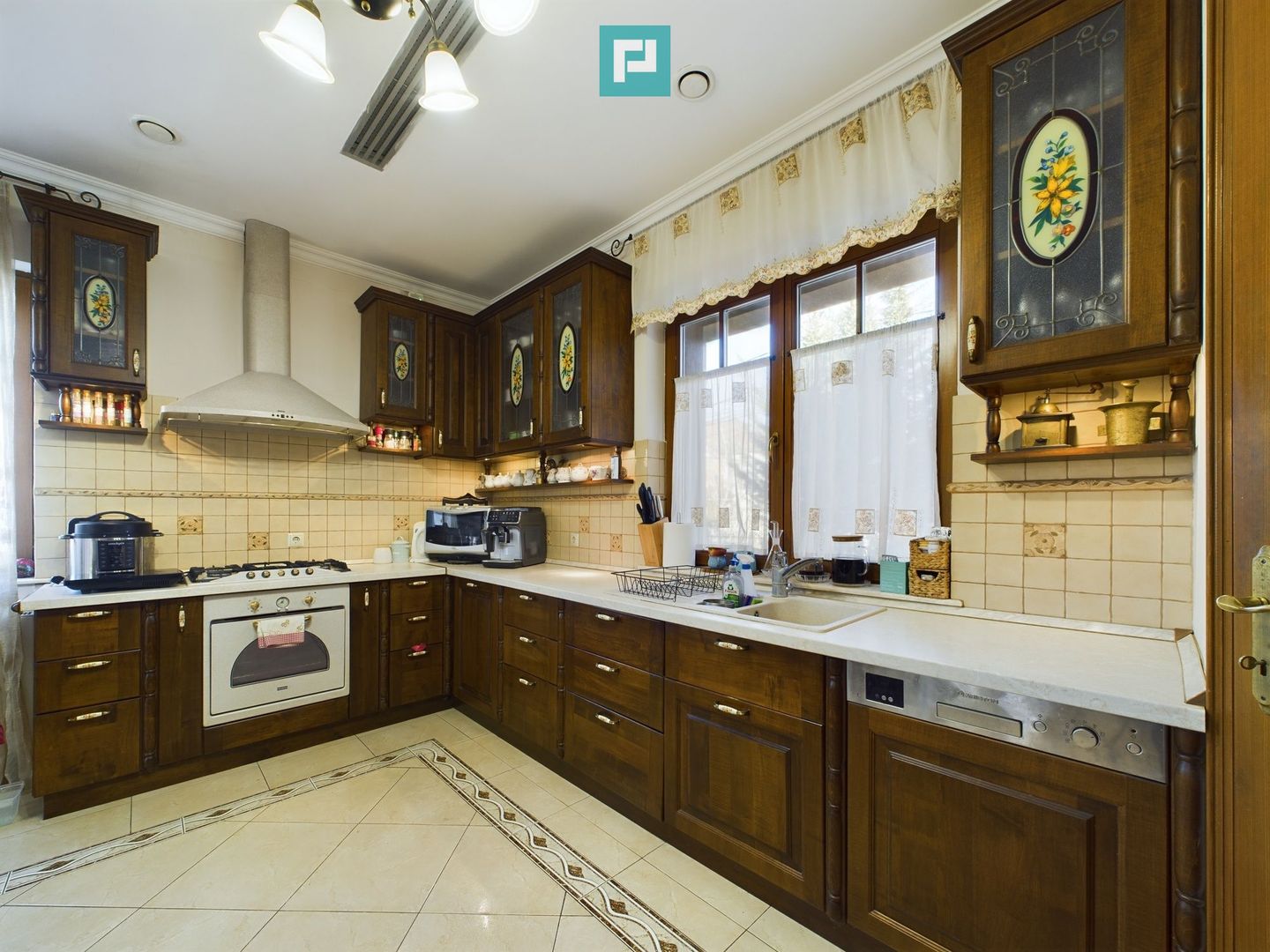 Vilă/casă cu 6 camere 400mp în Dumbrăvița - Poză 4