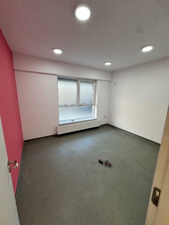 Spaţiu com. Clinica Stomatologică  în faţa staţiei STb S170 - Poză 11