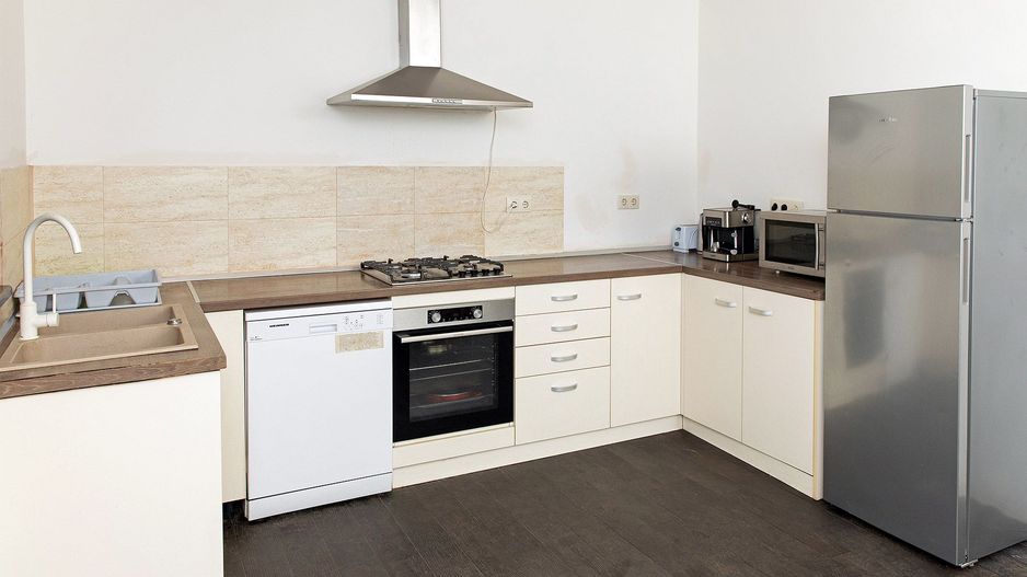 Vilă cu 5 dormitoare, 4 băi, 2 248mp teren, piscină. Preț: 229 000 Eur - Poză 21