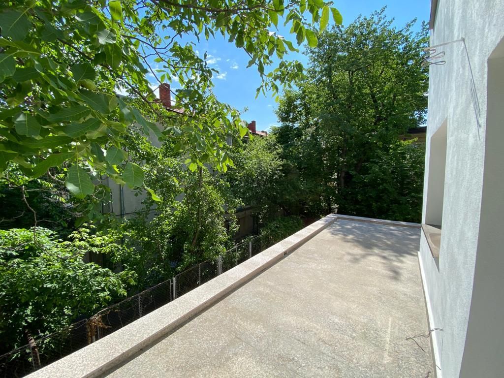 Refugiu Urban cu Eleganță Clasică – Vilă Renovată în Inima Primăverii - Poză 3