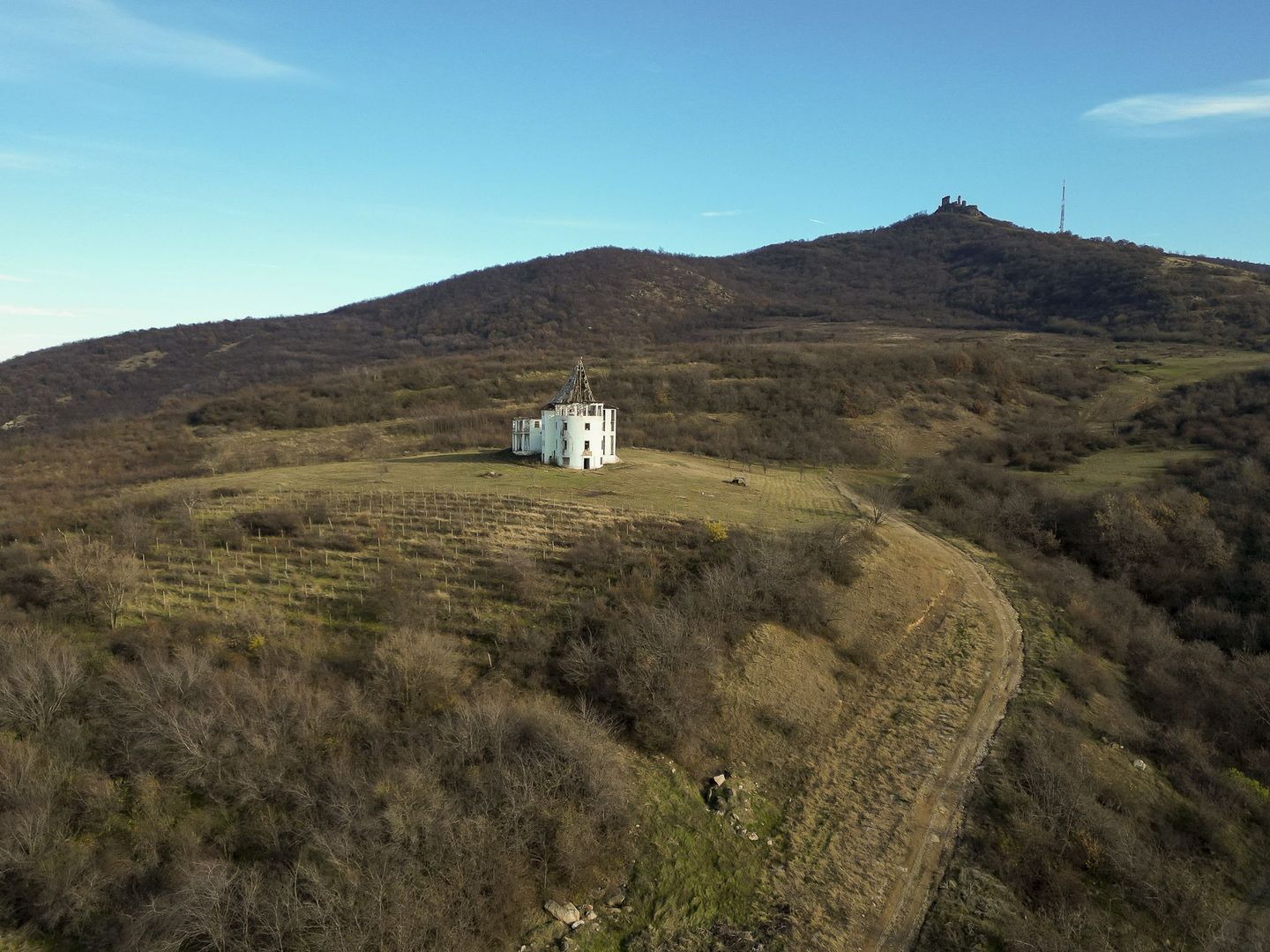 Castel cu vedere panoramică pe dealul Șiriei - Poză 13