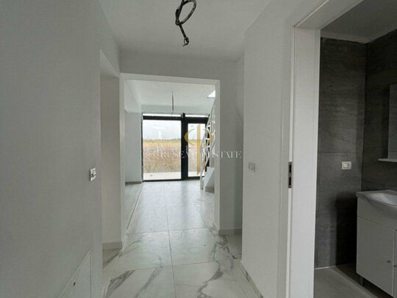 Casă tip înșiruită cu 3 camere de vânzare în Giroc - Poză 2