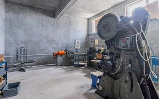 Hala industriala Codlea ,se poate impartii in doua - Poză 10