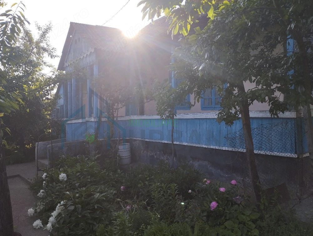 Casă bătrânească de vânzare în Totoiești – teren intravilan 2128 mp, cu fântână, beci, anexe și livadă - Poză 1