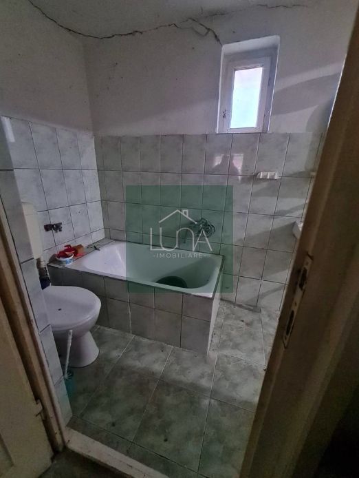 Casă cu teren de 1.000 m² – utilități complete, ideală pentru renovare - Poză 3